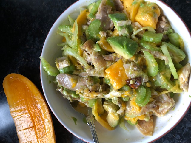 Avocado-Mango-Salat mit Hühnchen LCHF ketogen glutenfrei