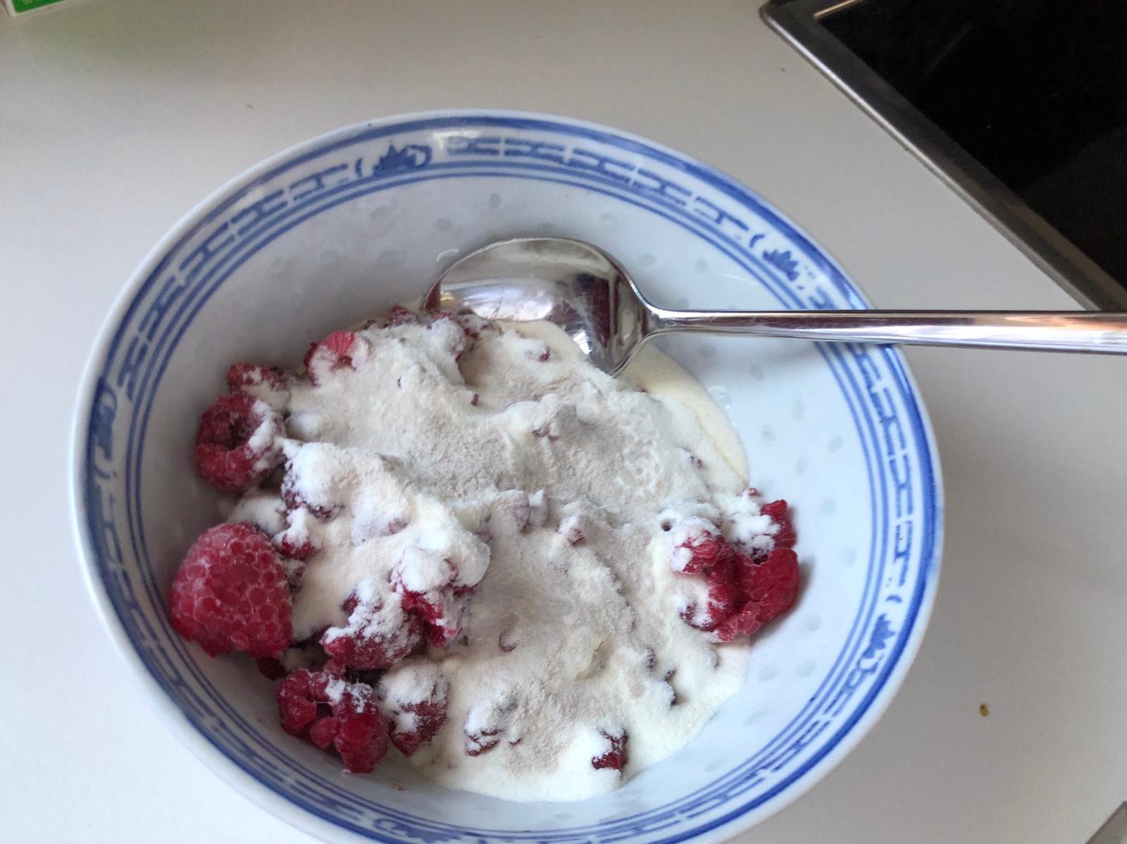 Grüner Frühstücksbrei mit Beeren LCHF ketogen glutenfrei 2