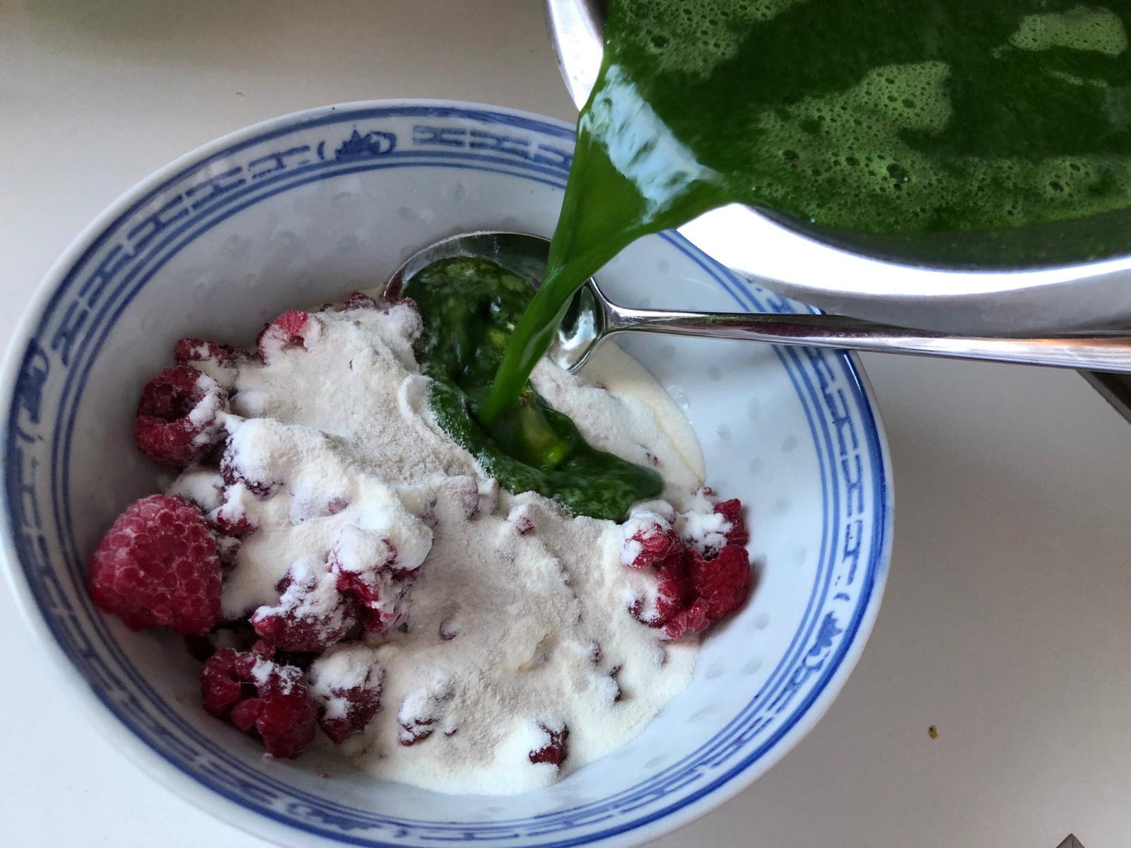 Grüner Frühstücksbrei mit Beeren LCHF ketogen glutenfrei 2