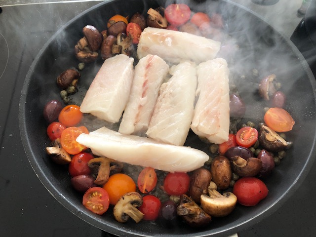 Kabeljaufilet mit Cherry Tomaten, Kapern und Oliven LCHF ketogen glutenfrei